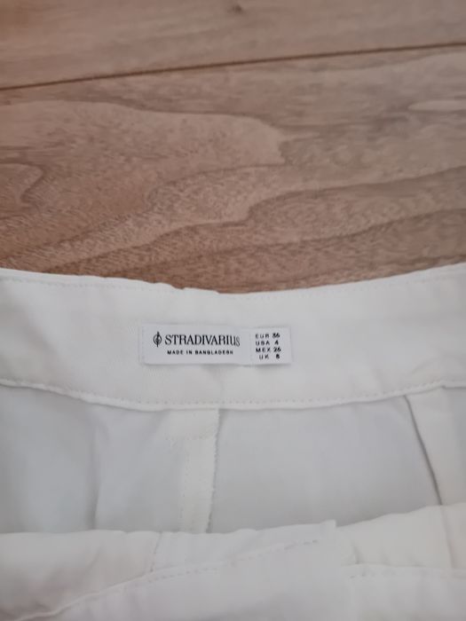 Białe spodenki Stradivarius 36