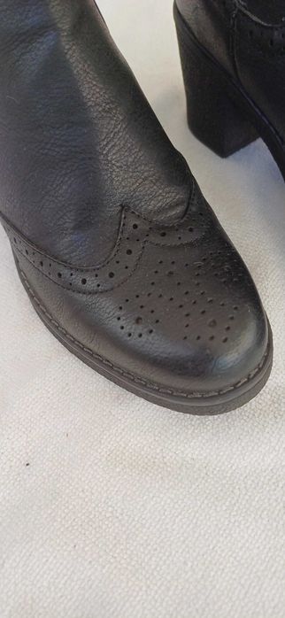 Botas pretas com sola borracha