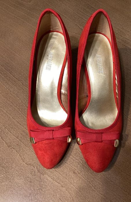 Czerwone zamszowe buty na obcasie Ariane