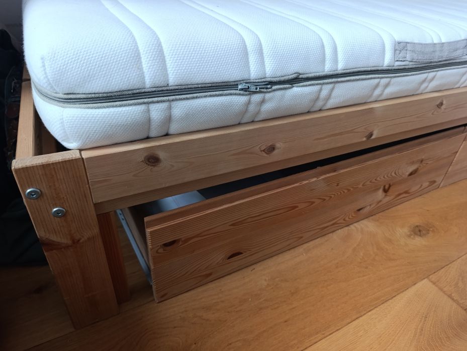 Cama de madeira solteiro ikea + colchão