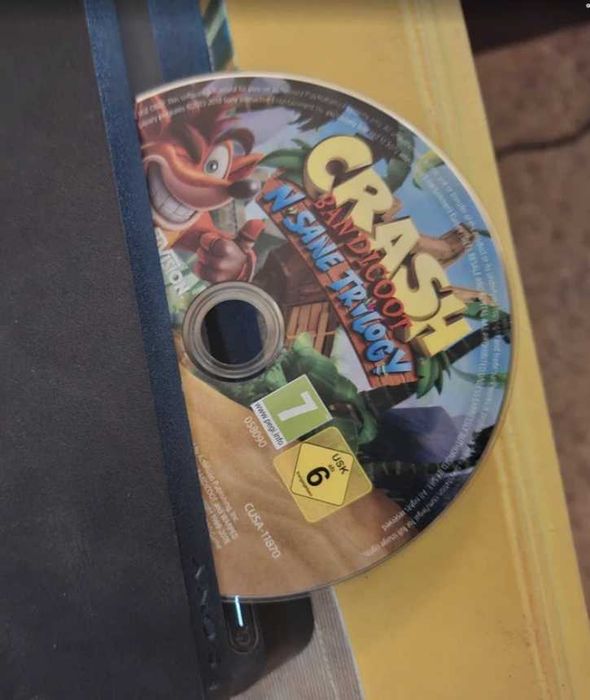 PS4 PlayStation 4 com comando e jogo Crash Bandicoot