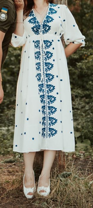 Неймовірна, сучасна, біла сукня