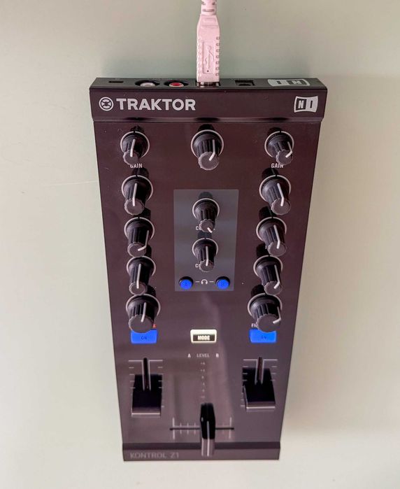 Controlador DJ Traktor Kontrol Z1 - DJ Mixer