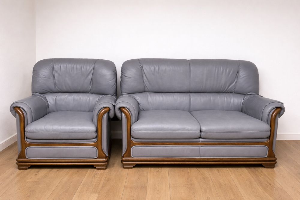 Sofa de pele cinza.