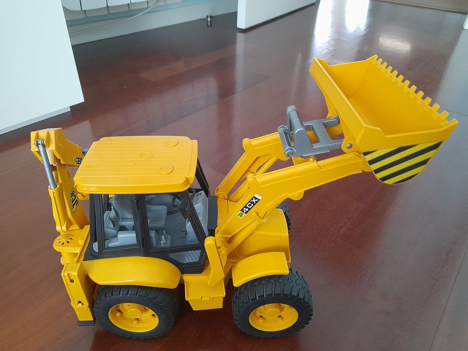 Brinquedo de Carro de polícia e retroescavadora.