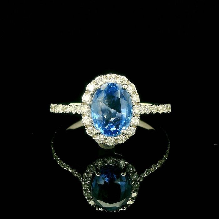 Złoty pierścionek z szafirem.