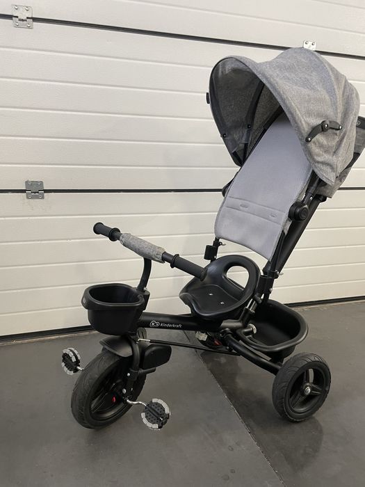 Varios  itens Carrinho bebe kinderkraft 3 em 1 , primeiro triciclo