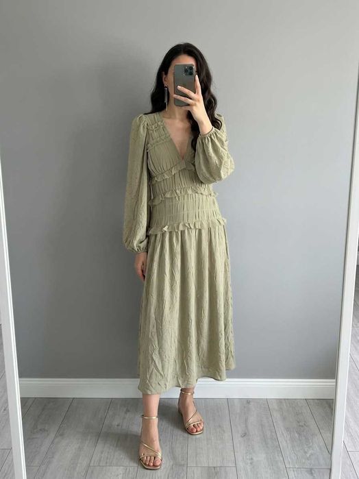 Elegancka oliwkowa sukienka midi marszczenia falbany wycięcie na plecach