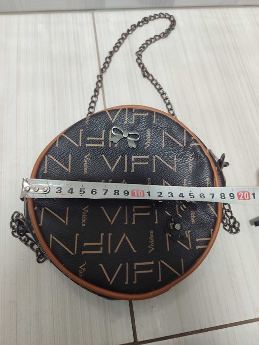 маленькая круглая сумка-мессенджер с монограммой и цепочкой