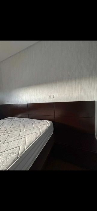 Cama, mesas de cabeceira, cómoda e estante