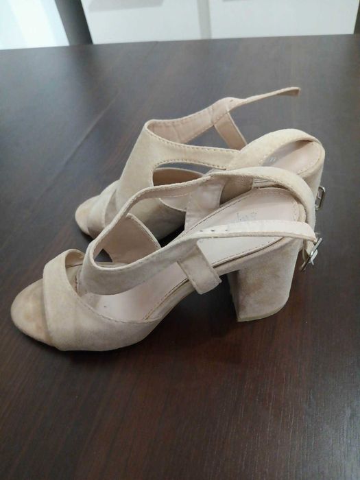 Beżowe buty na słupku