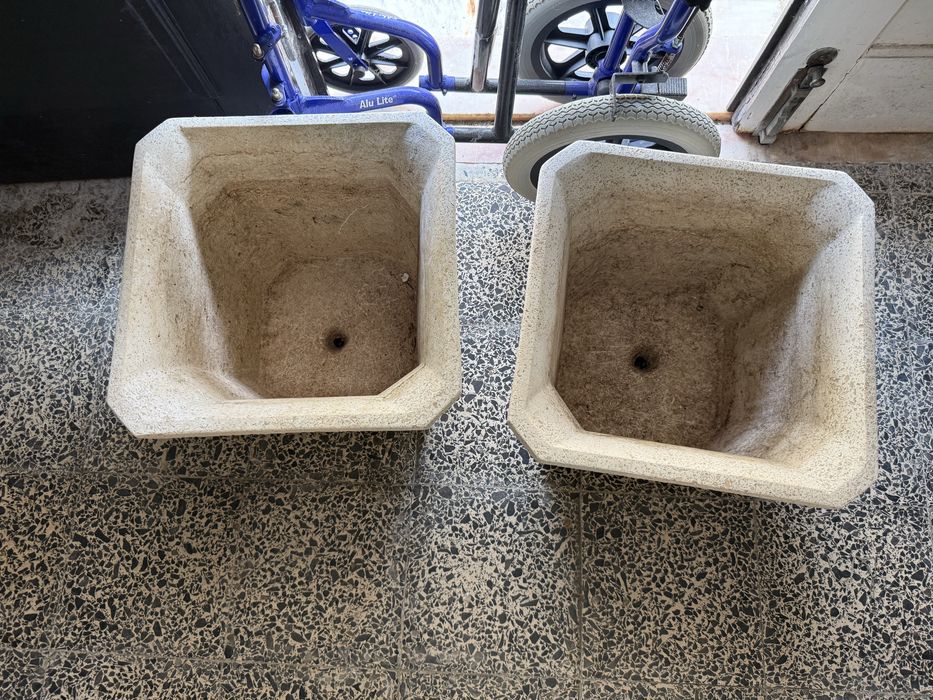 Vasos em pedra brancos