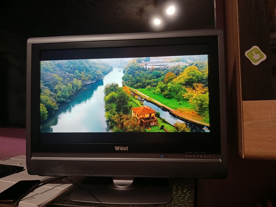 Телевізор LCD з великим екраном 66 сантиметрів