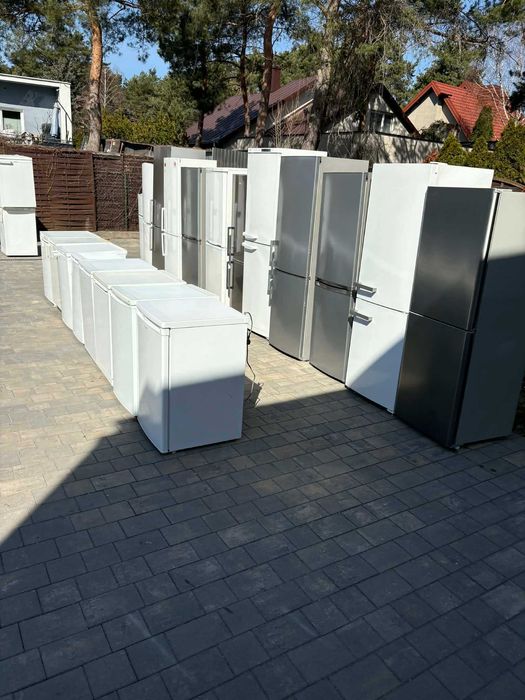 Lodówka mała, duża, biała i srebrna