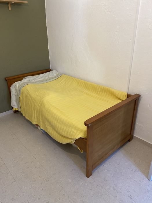 Cama de Solteiro em Pinho Mel + Colchão (8 meses de uso)