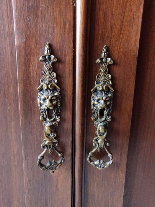 Móvel de Sala Clássico em Madeira com Vitrine