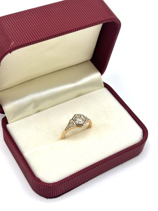 Stary złoty pierścionek z brylantem 0,80ct i rozetami diamentowymi