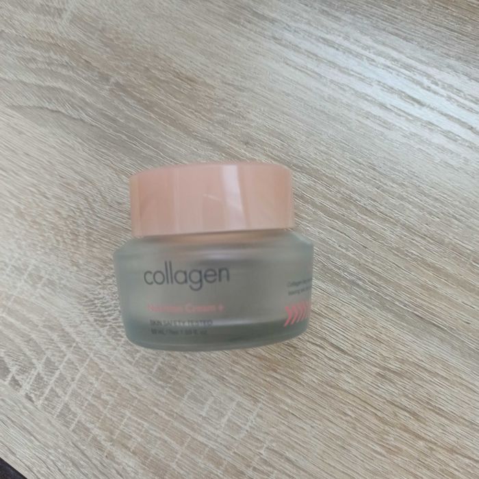 Пустая стеклянная баночка банка из под крема