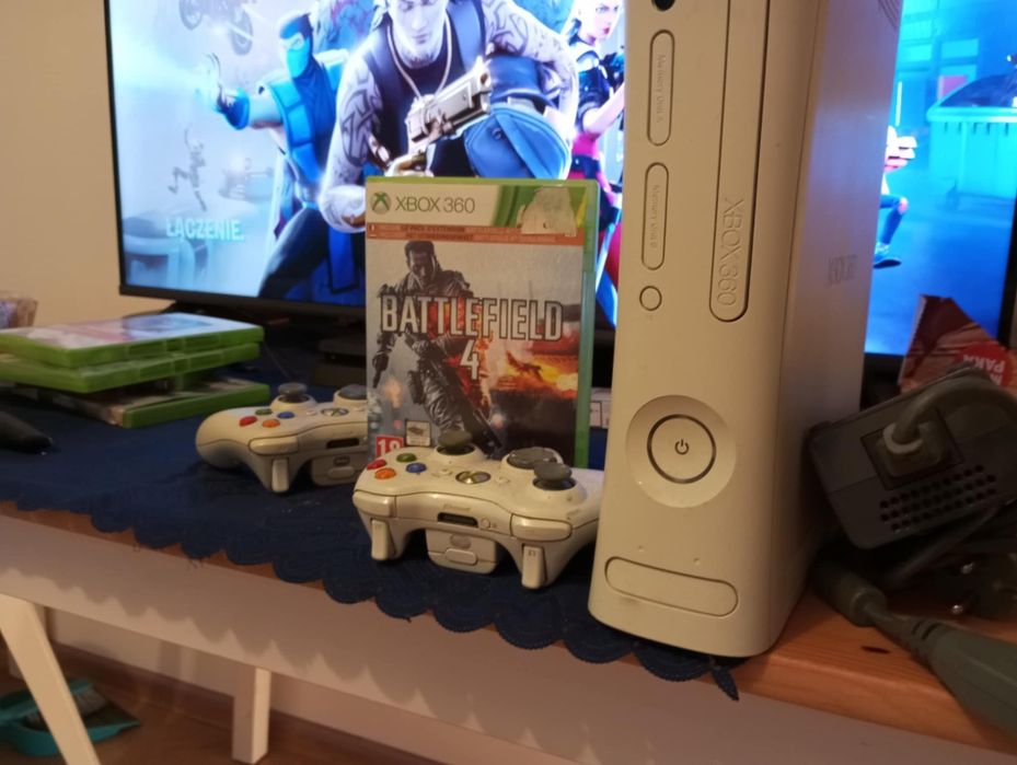 XBOX 360 + 2 pady + 1 gra
