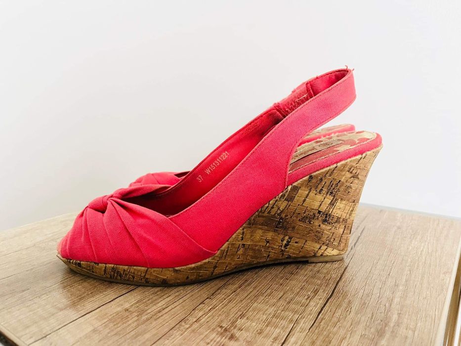 Jennifer CCC 37 sandalki na koturnie rozowe