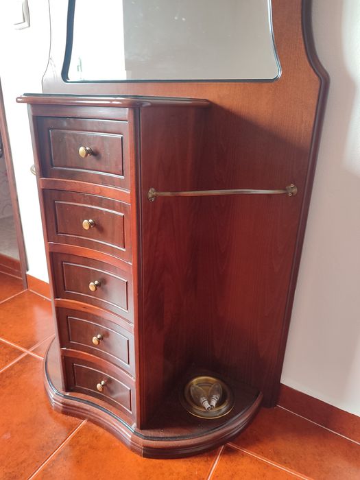 Móvel antigo em madeira