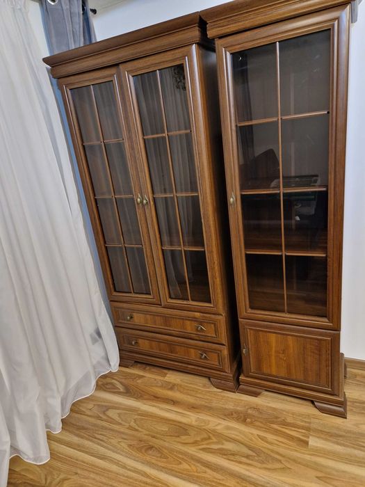 Dwie szafki na szkło