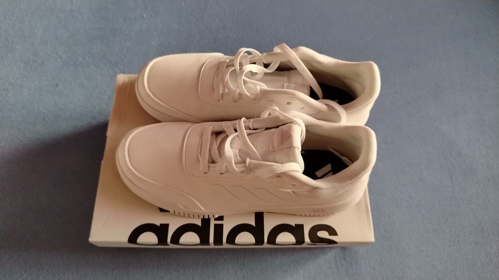 Adidasy nowe białe damskie Nr 40 z dowodem zakupu i pudełkiem.