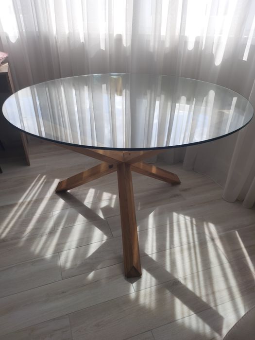 Круглий скляний стіл