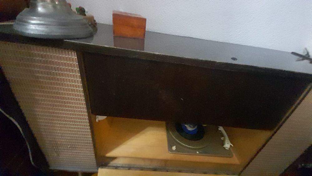 Antiguidades: rádio e gira discos com móvel