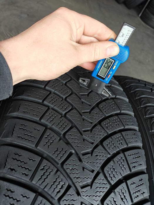 Шини r18 235/55 104Т всесезонні Falken з американського авто, добрий стан