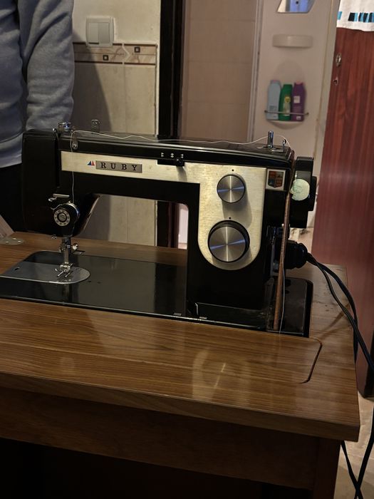 Maquina costura com mesa