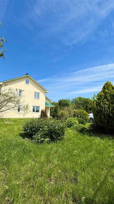 Продам гарний будинок, двоповерховий+чердак, в с. Новосілки