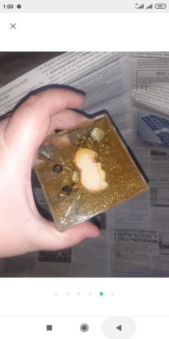 Статуэтка подставка для ручек пирамида золотая с блёстками мышки