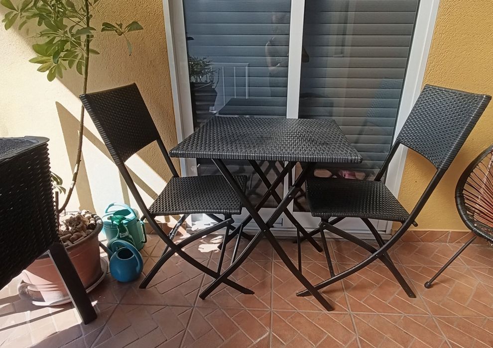 Conjunto de mesa e cadeiras