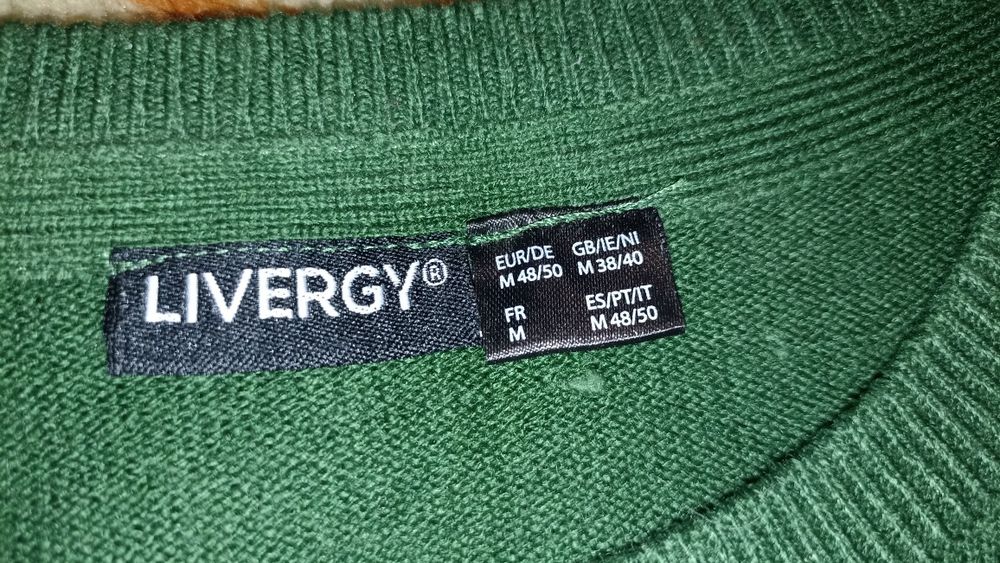 Темно-зелений светр