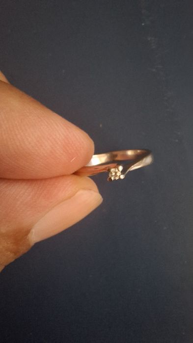 Złoty pierscionek z brylantem. Próby 585