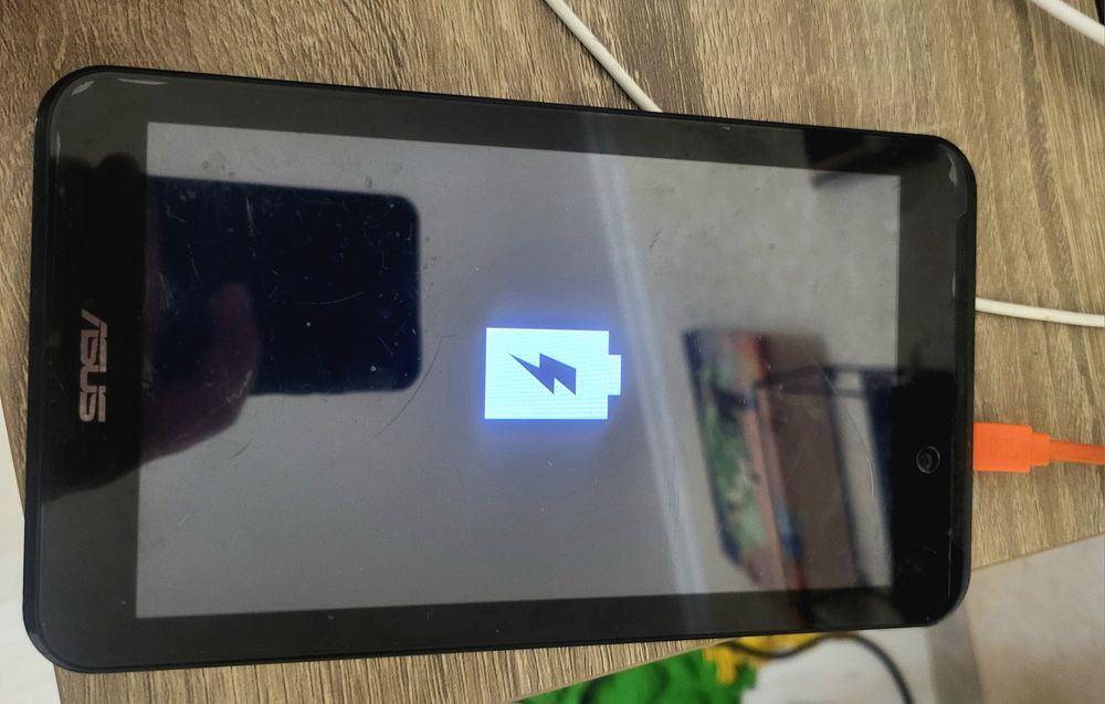 Asus MeMO Pad 7 (K01A)  + чохол