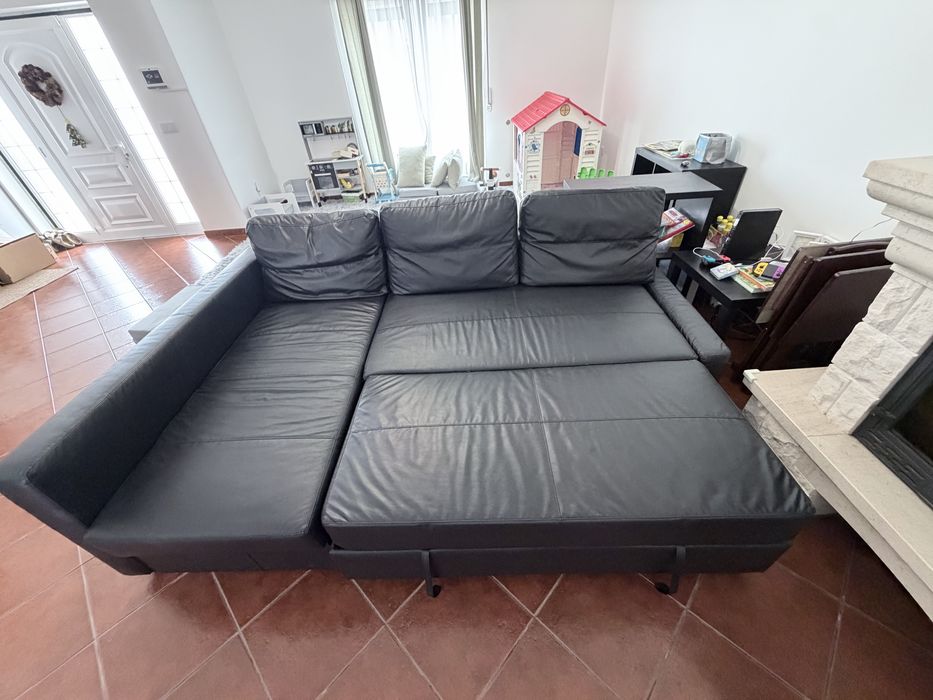 Sofá-cama IKEA FRIHETEN - Couro Sintético Preto (Com Arrumação)