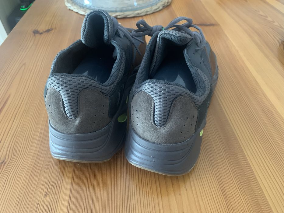 Adidas Yeezy Boost 700