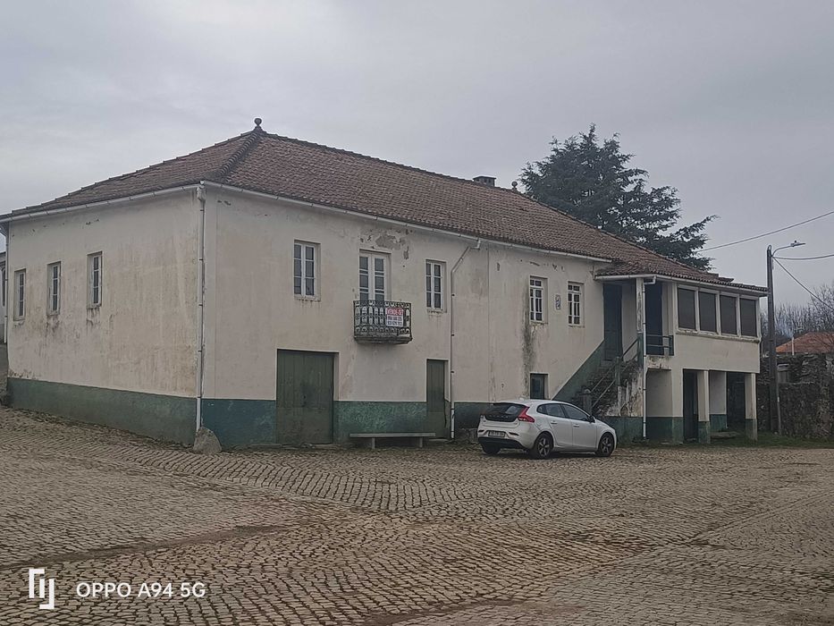 Quinta com duas casas para recuperar.