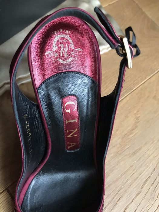 Продам босоножки Gina