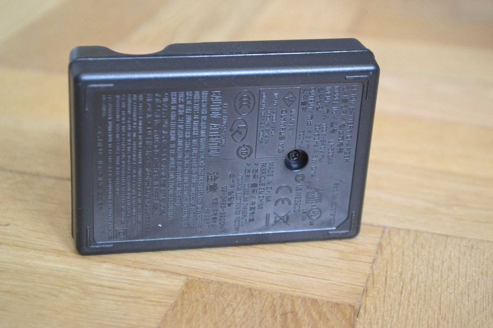 Ładowarka OLYMPUS Li50C do wielu aparatów cyfrowych z baterią LI50B