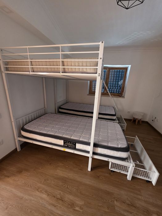 Beliches triplos com colchões - casal 140 x 200 cm e 2 camas de solteiro
Como novo (6 meses de utilização) 
Motivo: mudança de casa
Sem colchões
