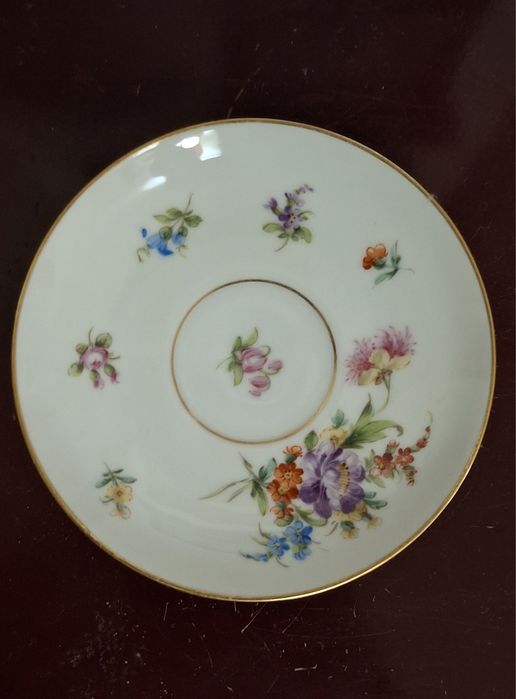 Rara chávena e pires de café da prestigiada fábrica Dresden séc XIX, Pintada à mão com motivos florais