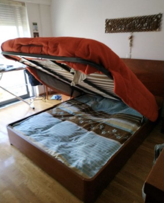 Cama de casal sommier e mesas de cabeçeira e cadeira em cerejeira