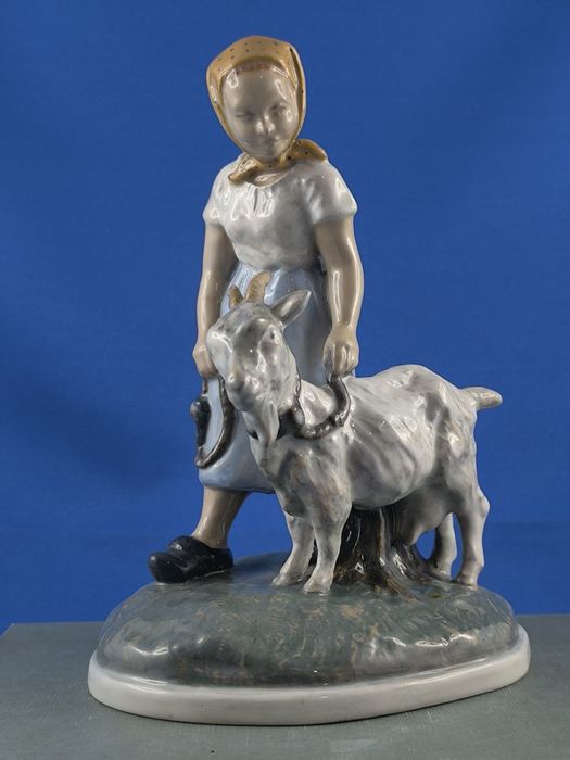 Dziewczyna z kozą pasterka Carla Berthelsen Kopenhaga #ceramika