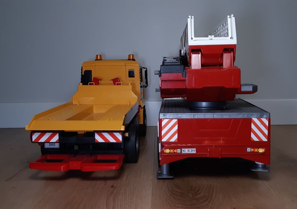 Bruder пожежна машина та евакуатор