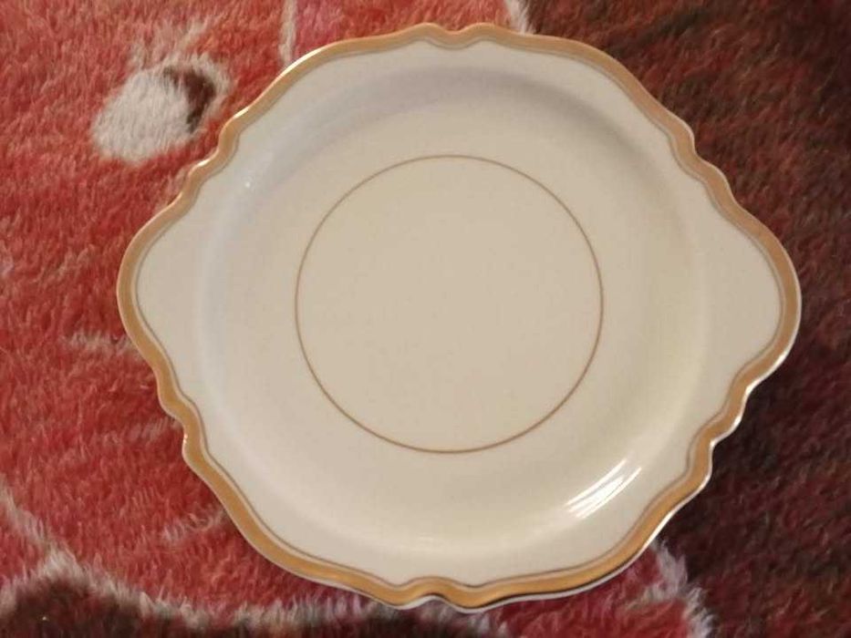 Antiga travessa em porcelana branca com friso dourado Vista Alegre