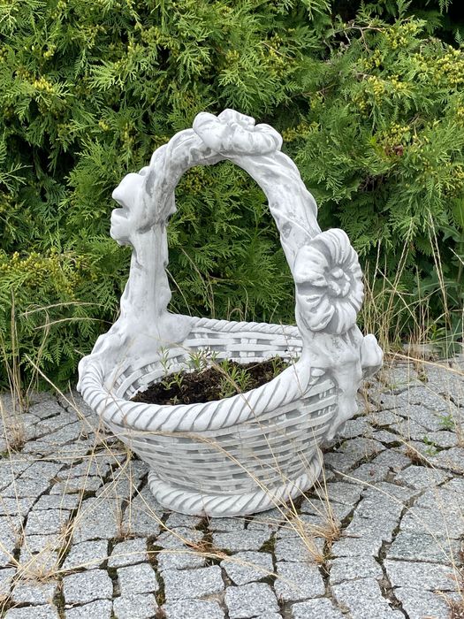 Betonowe posągi i donice ogrodowe