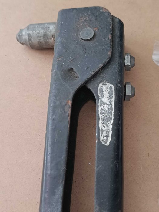 Ferramenta Rebitadora manual e Rebites